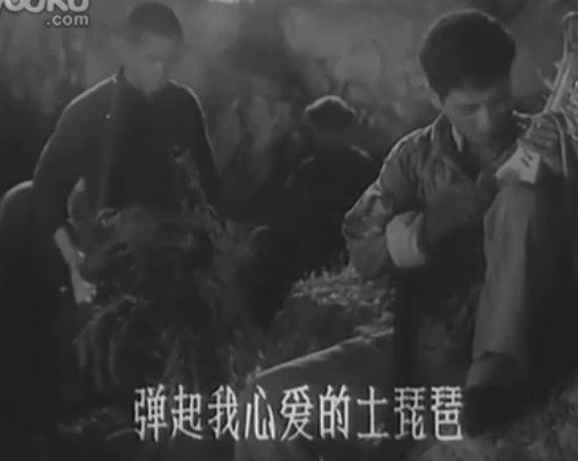 子在谈他心爱的土琵琶呢
