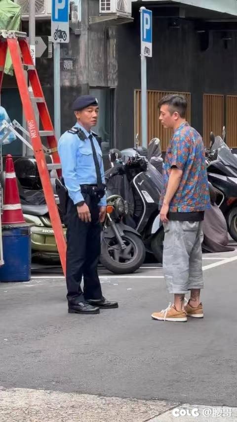 兄弟们，陈小春怎么穿着张柏芝的衣服啊？？1
