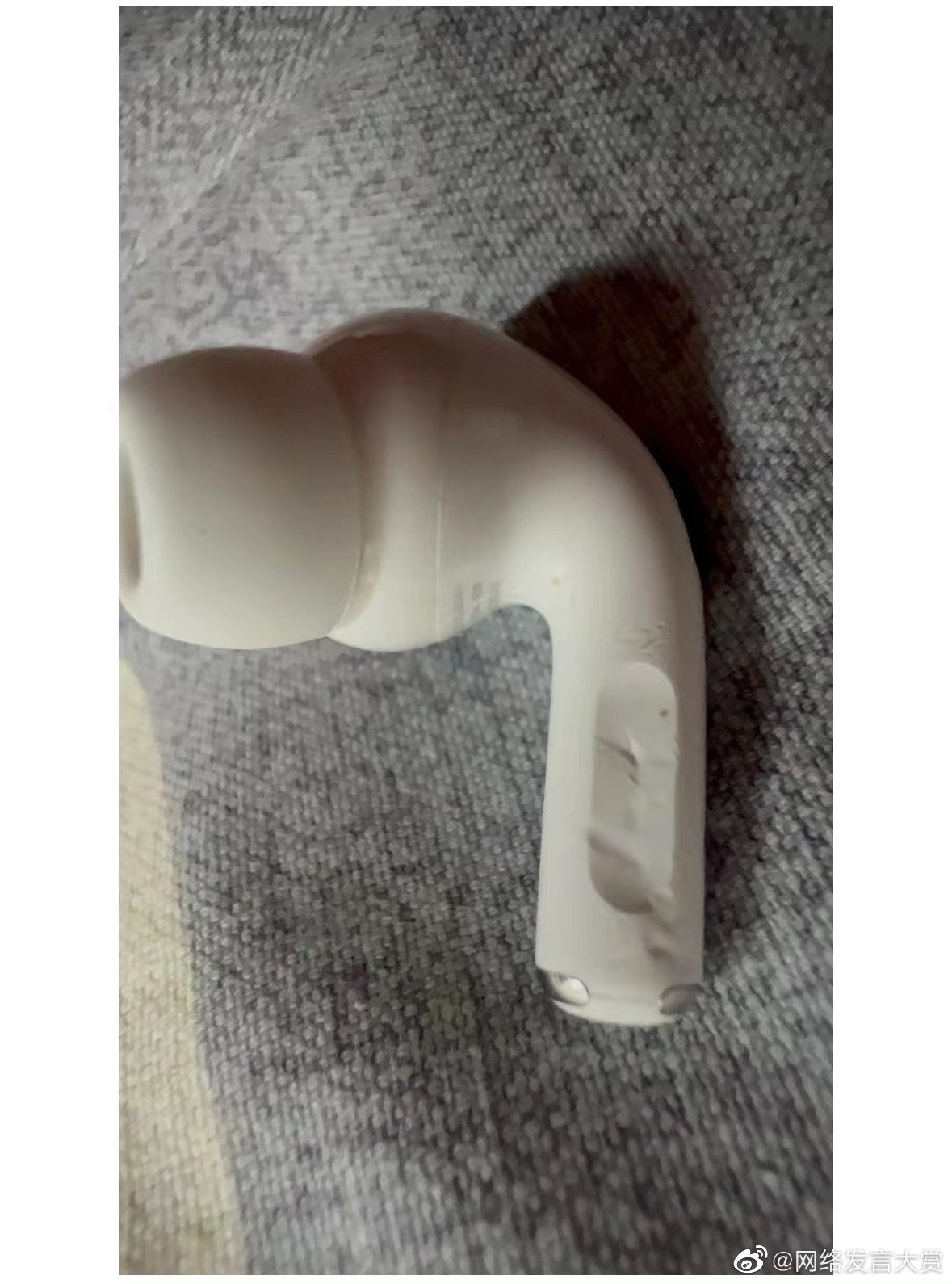 戴耳机睡觉结果耳机掉嘴里了2