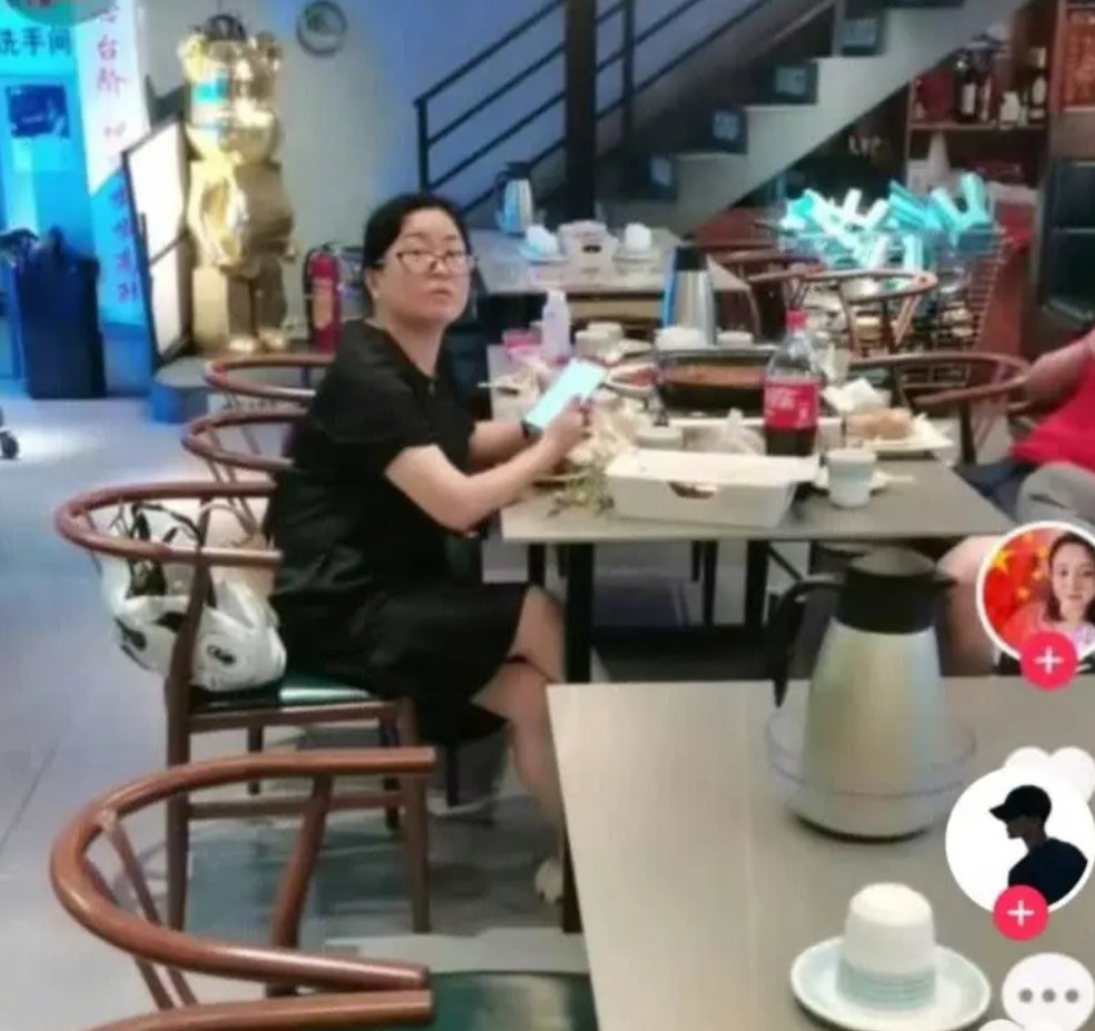 一声阿姨赔1000？一女子不满被服务员叫阿姨拒绝买单求赔偿！1