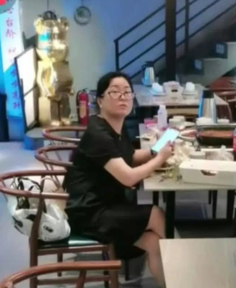 一声阿姨赔1000？一女子不满被服务员叫阿姨拒绝买单求赔偿！2