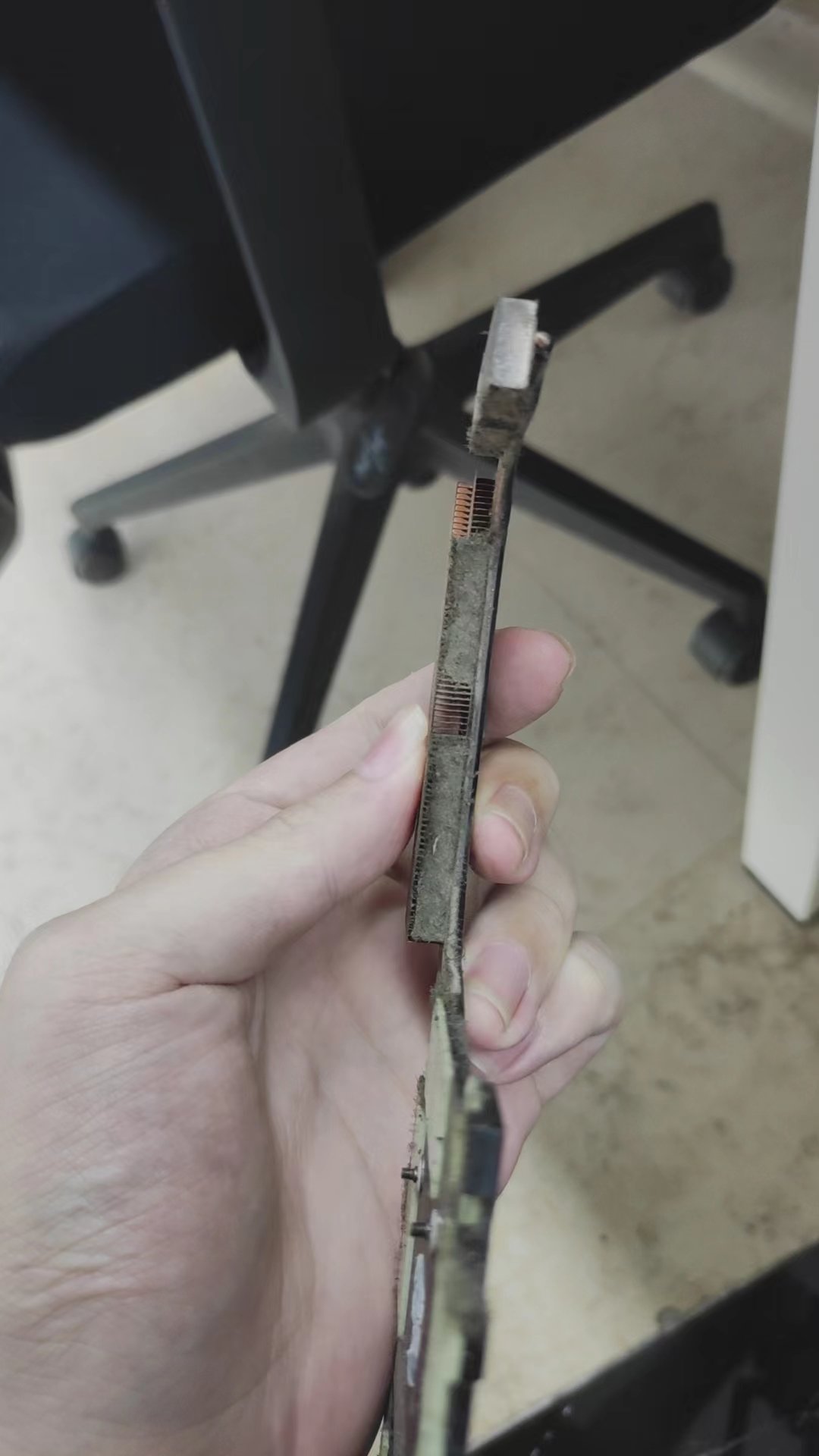 展示一下三年没清灰的笔记本和鼓包电池1