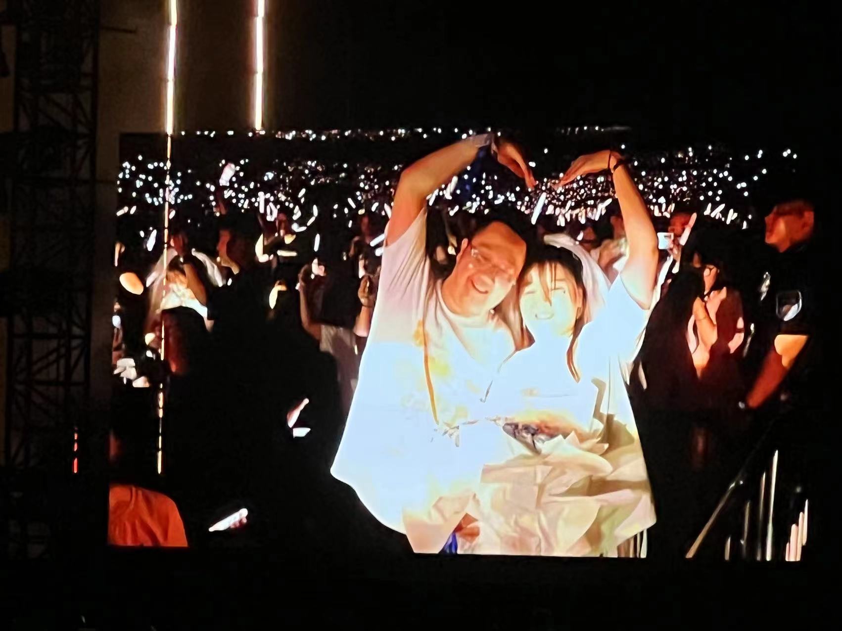 演唱会穿婚纱的有两种人1