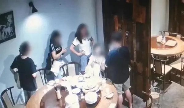 女网红称遭陌生人要求陪酒，警方通报：系剧本，4人被行拘！1