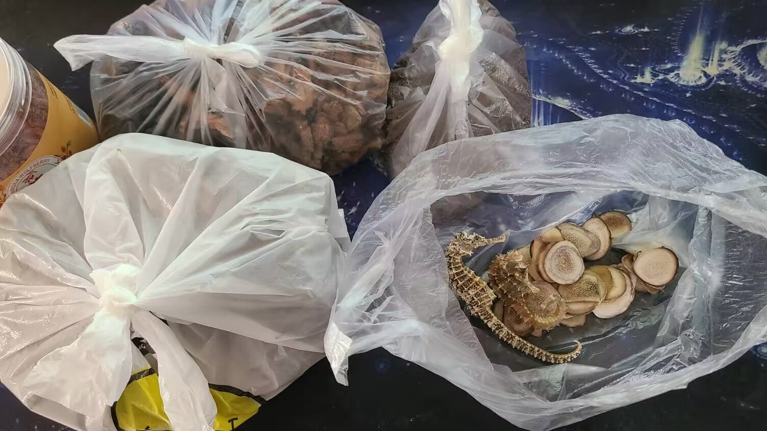 出去买点散酒买点中药材简单泡一下2