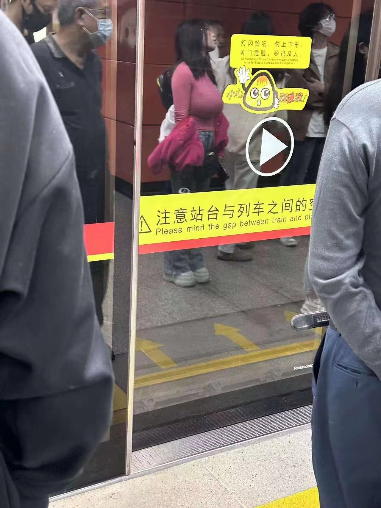 地铁好挤啊1
