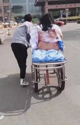 坦克从天而降摧毁停车场小轿车3
