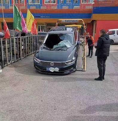 坦克从天而降摧毁停车场小轿车2