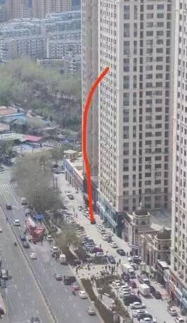 坦克从天而降摧毁停车场小轿车4