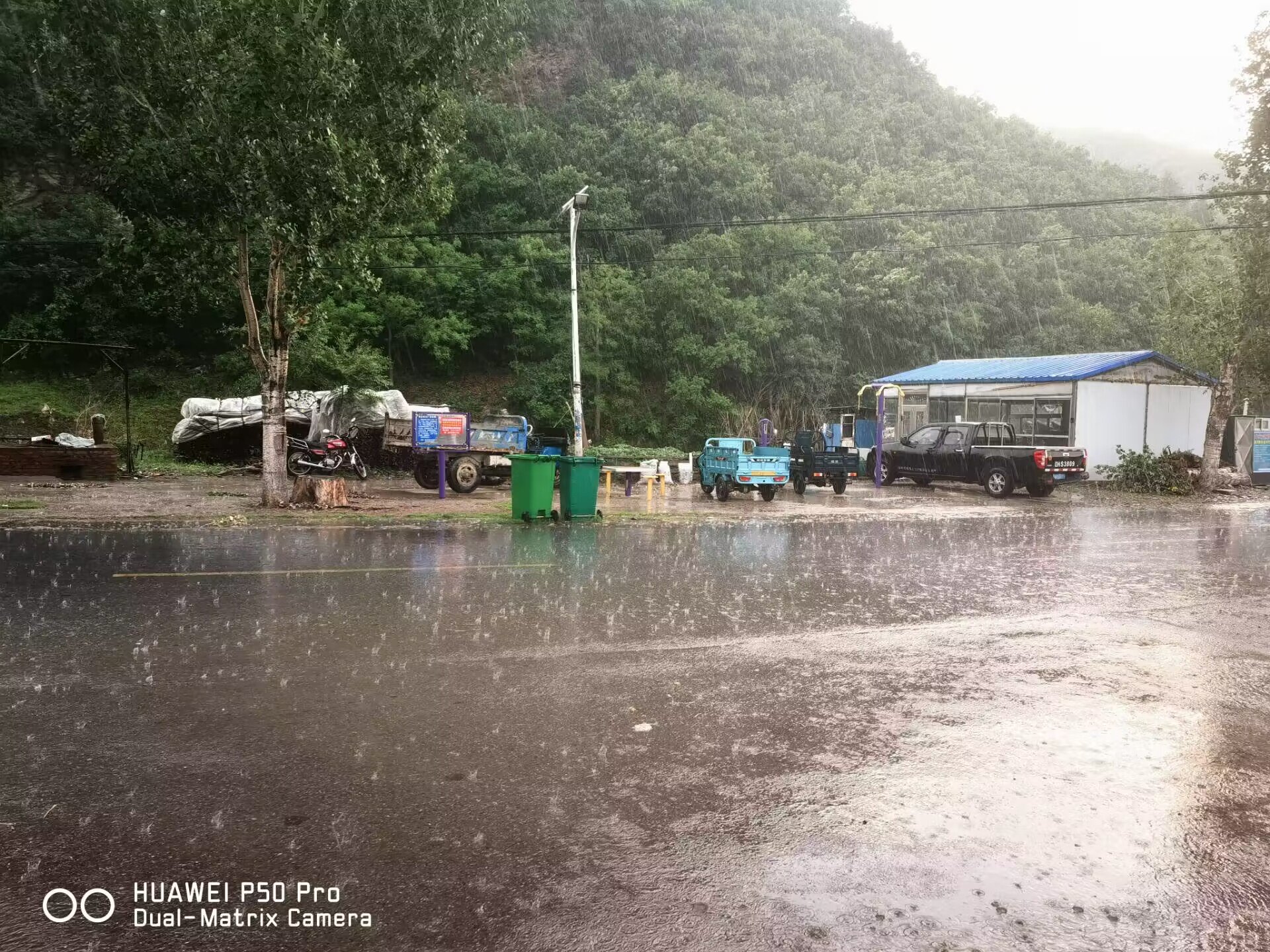 今天骑车挨浇了     就那么一阵雨， 感觉就是给我下的1