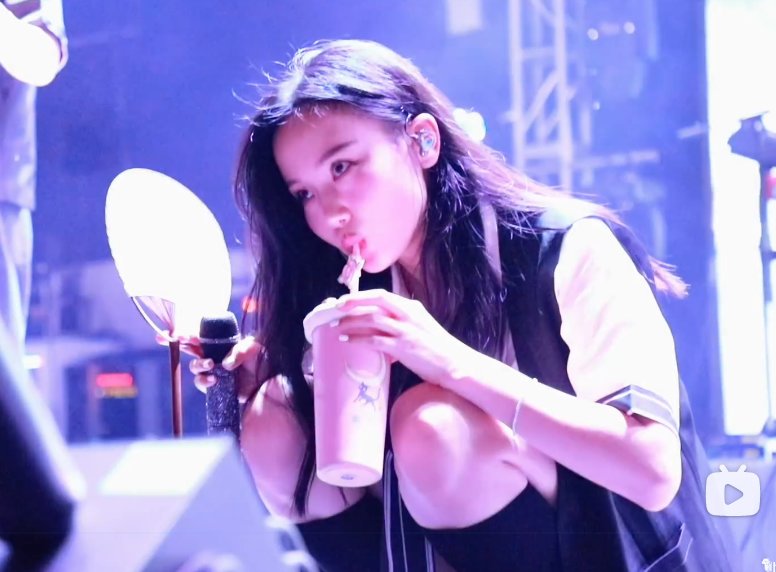 黄龄昨晚演唱会用的水杯居然是卡戴珊・鹭死同款1
