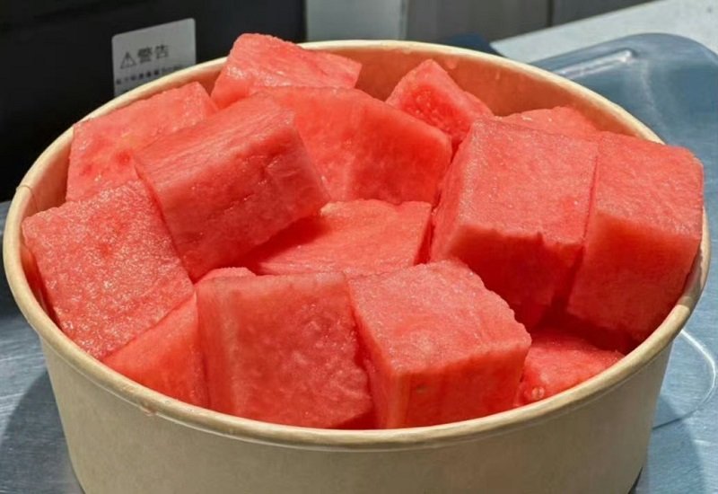 大家吃西瓜是直接半个挖着吃，还是切块慢慢吃？2
