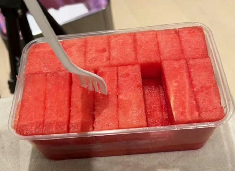 大家吃西瓜是直接半个挖着吃，还是切块慢慢吃？3