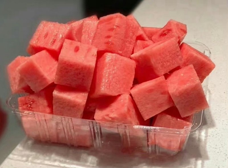 大家吃西瓜是直接半个挖着吃，还是切块慢慢吃？4
