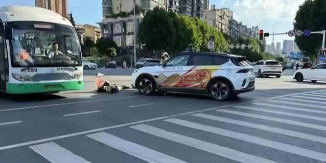 无人驾驶出租车如果撞了人，乘客是在车里等还是马上换乘另一辆？1