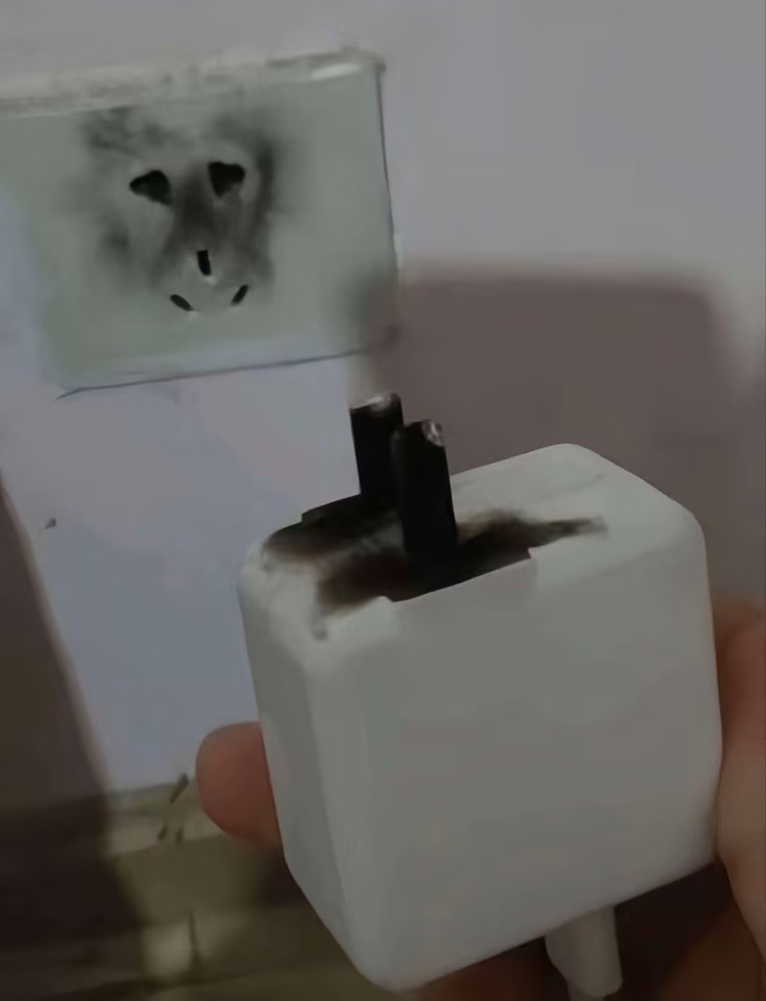 来自充电器的黑吗喽1