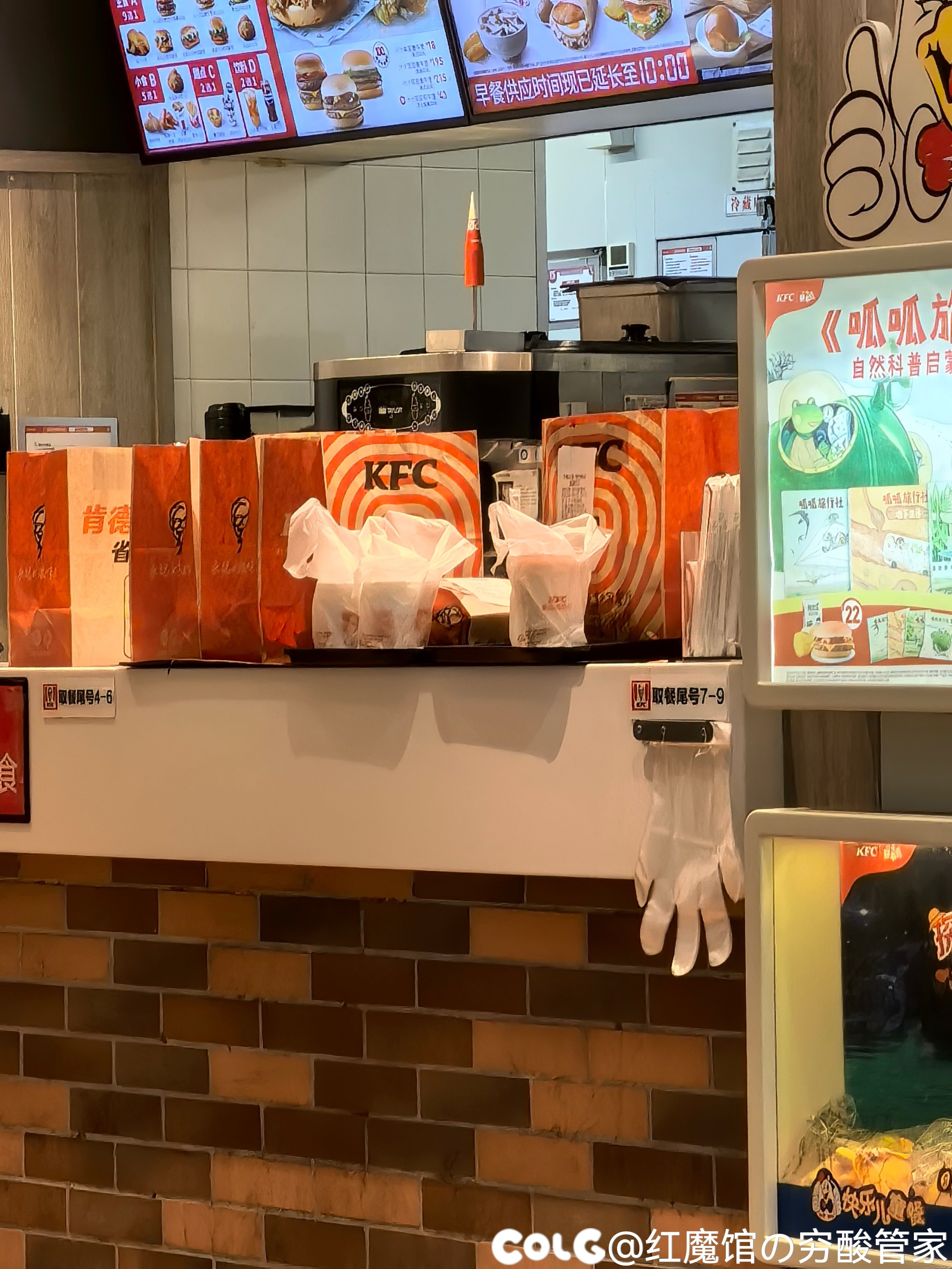 周日的kfc，取餐台堆满了帕尼尼1