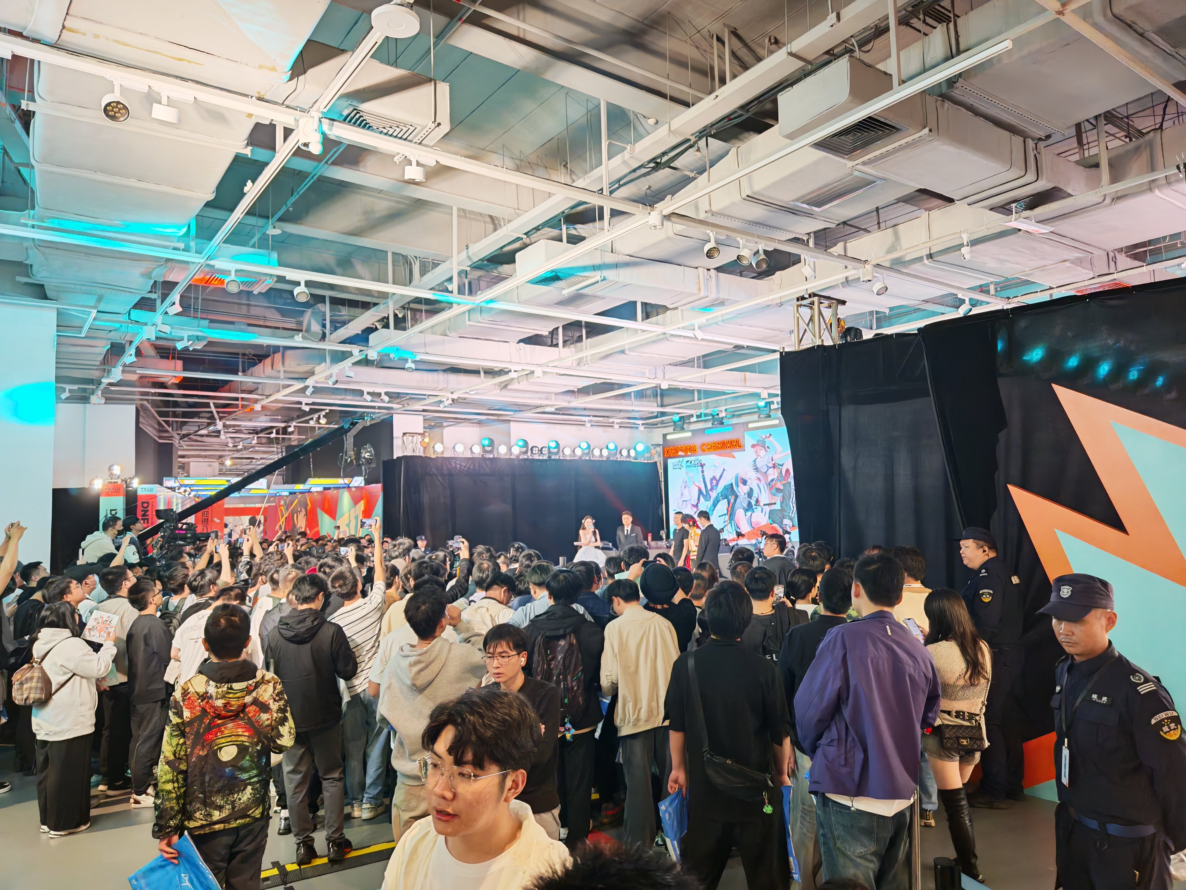 【DNF嘉年华】神秘嘉宾降临会场/ F1天王赛火热开打!DNF线下嘉年华图文直播(口令码抽QB81