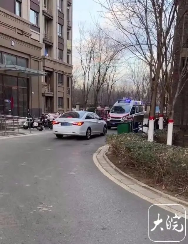 廊坊一小区内救护车遇阻，送医老人去世？警方：违法车主被拘留2