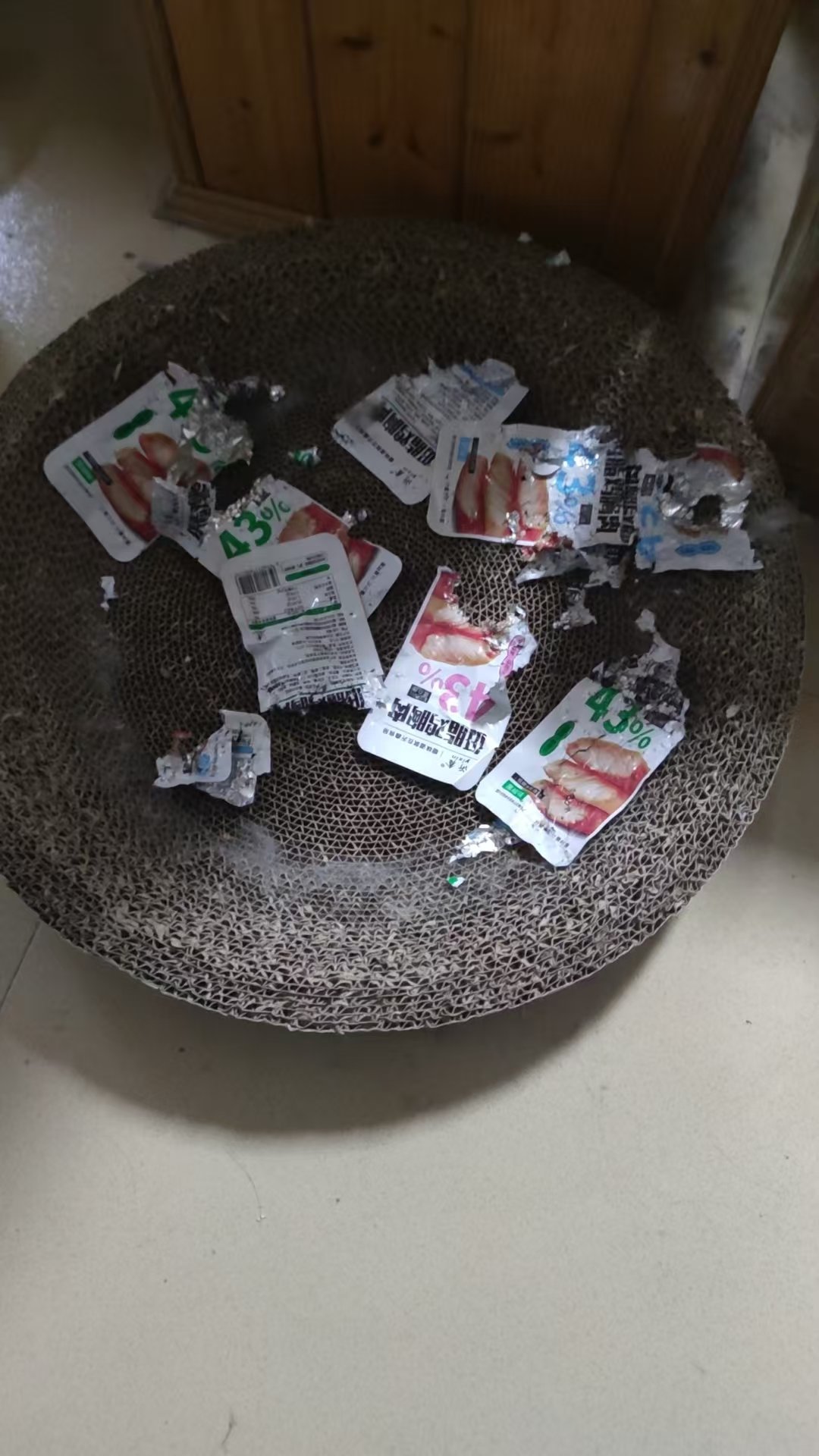 捏麻麻的，上周买了一些袋装鸡胸肉，还专门藏在纸盒里的，周末回来就看到案发现场1
