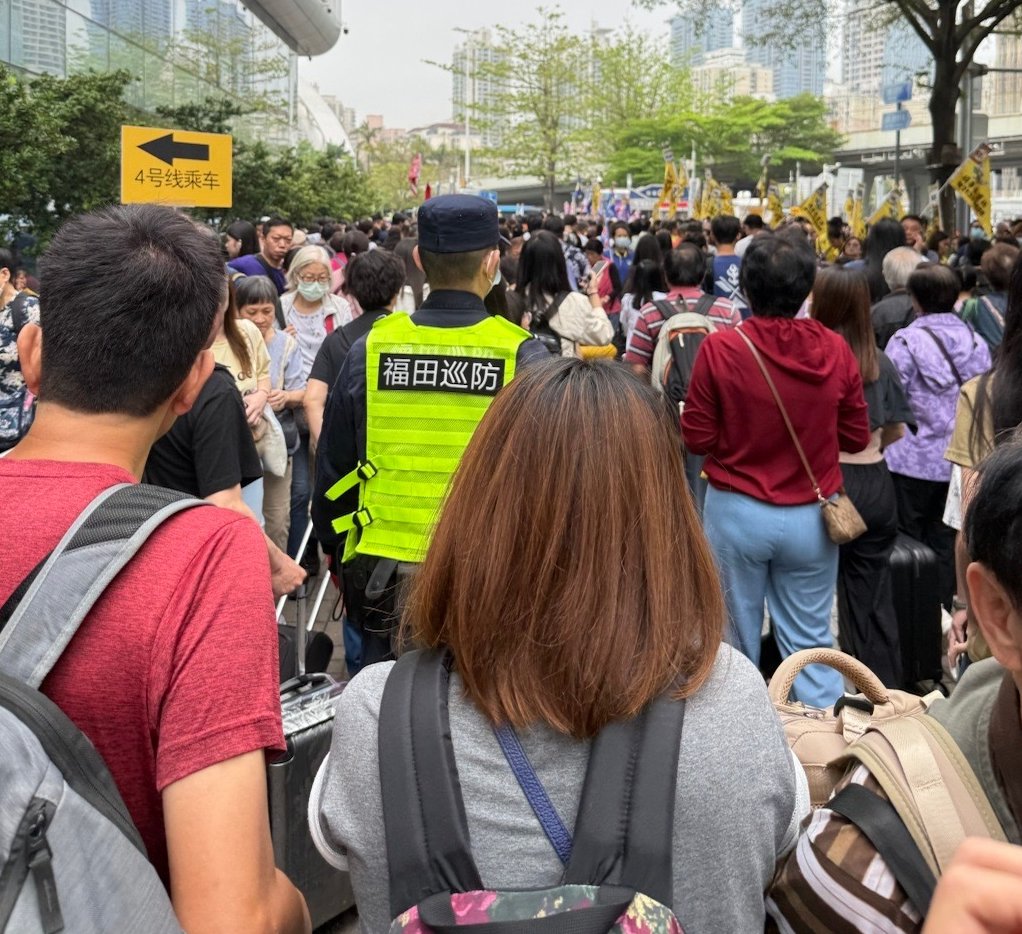 香港人又放假了，口岸停满大巴，堵成屎了。1