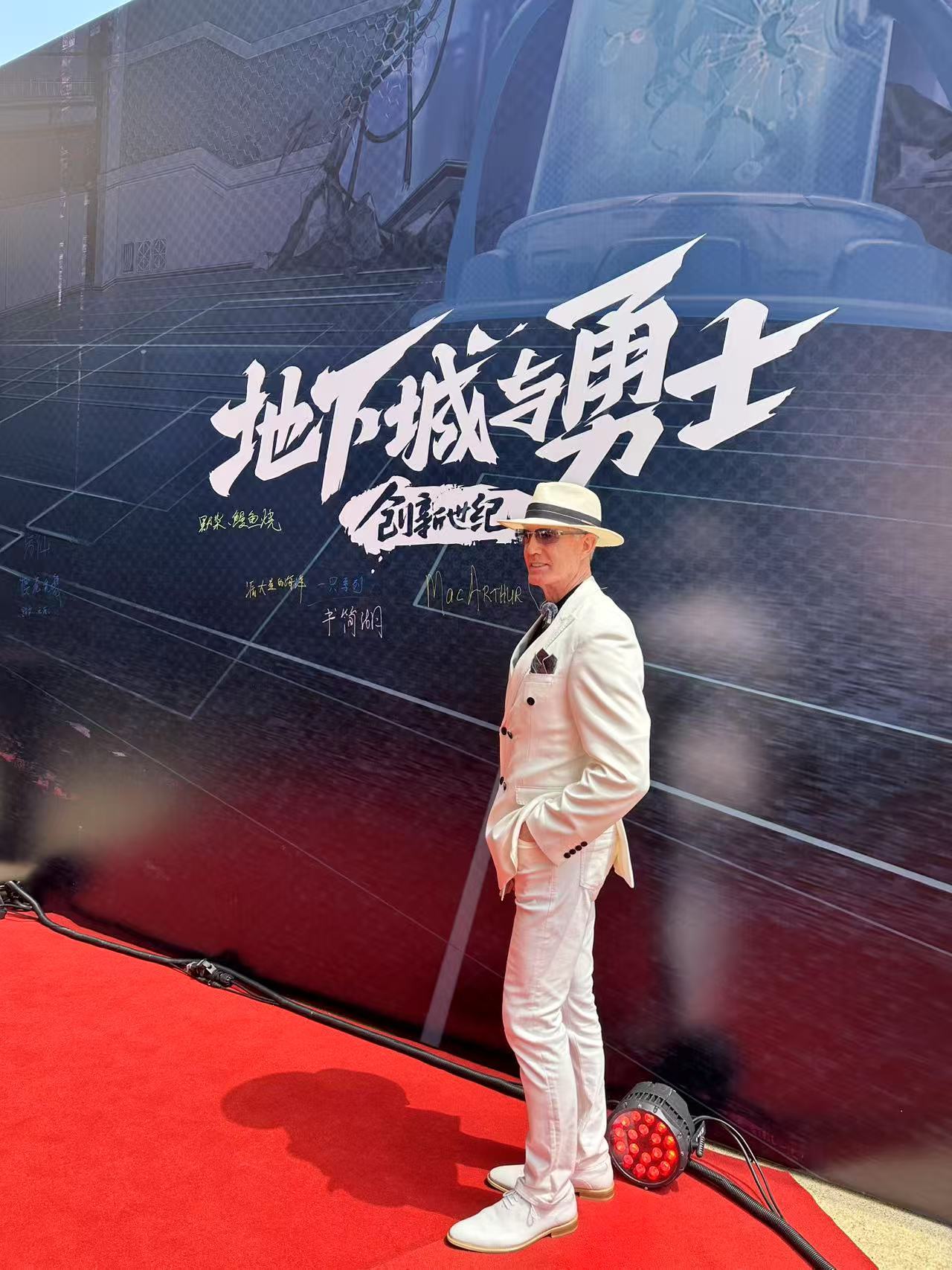 西装节现场没看到白狐狸，但是偶遇了一个歪果老头1