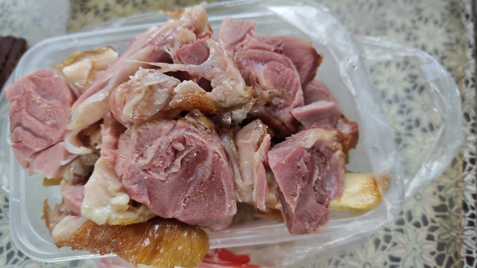 卤菜店买了个脆皮猪肘，感觉是预制的1