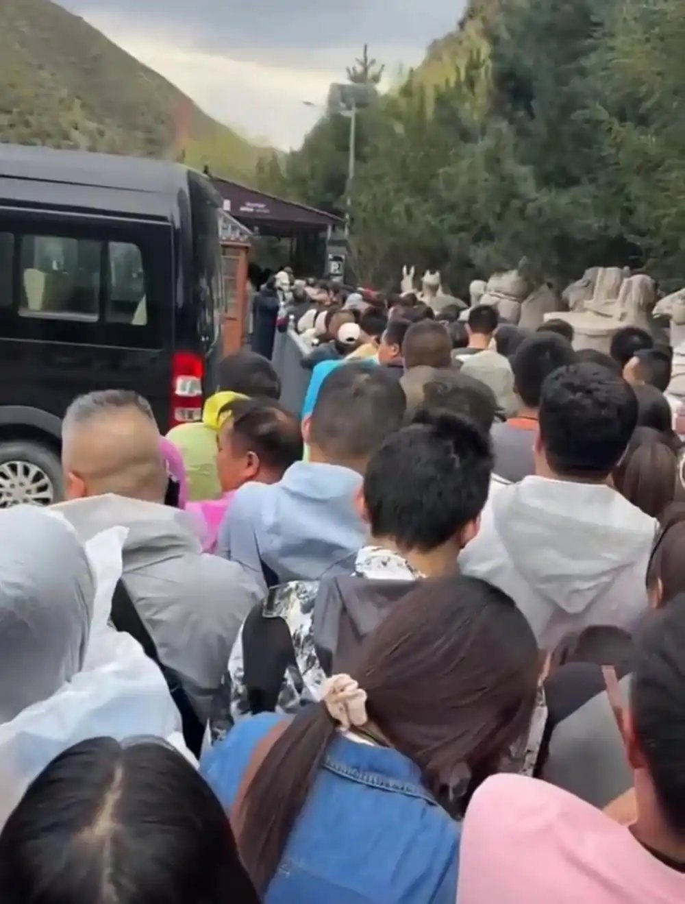 被高喊退票的雁门关景区喊您去别处玩：已加调数十辆摆渡车，目前正限流1