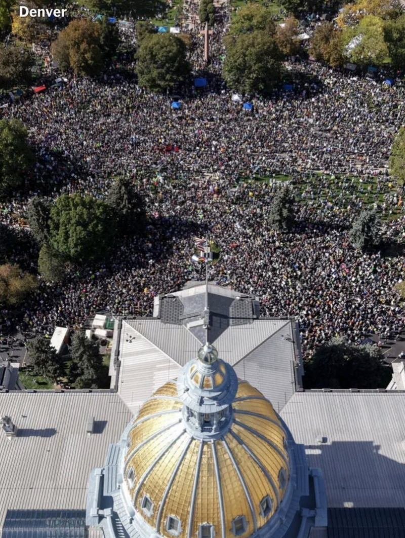 “全美700万人涌上街头抗议特朗普：这个国家正走向灭亡”2