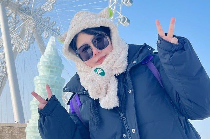 【AI 手办】摩天楼下的她1