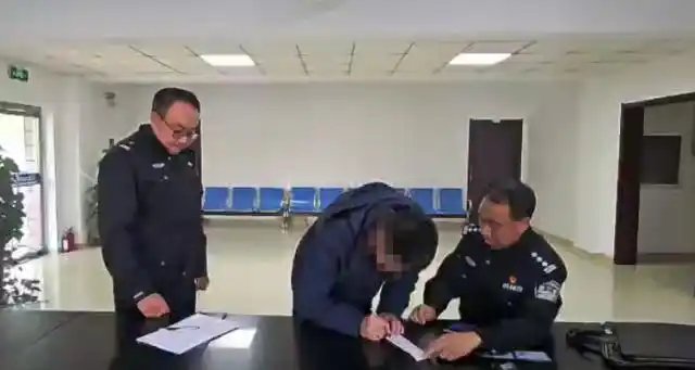 （出门在外，身份都是自己给的）8人穿“警服”为婚礼开路？后续来了！3