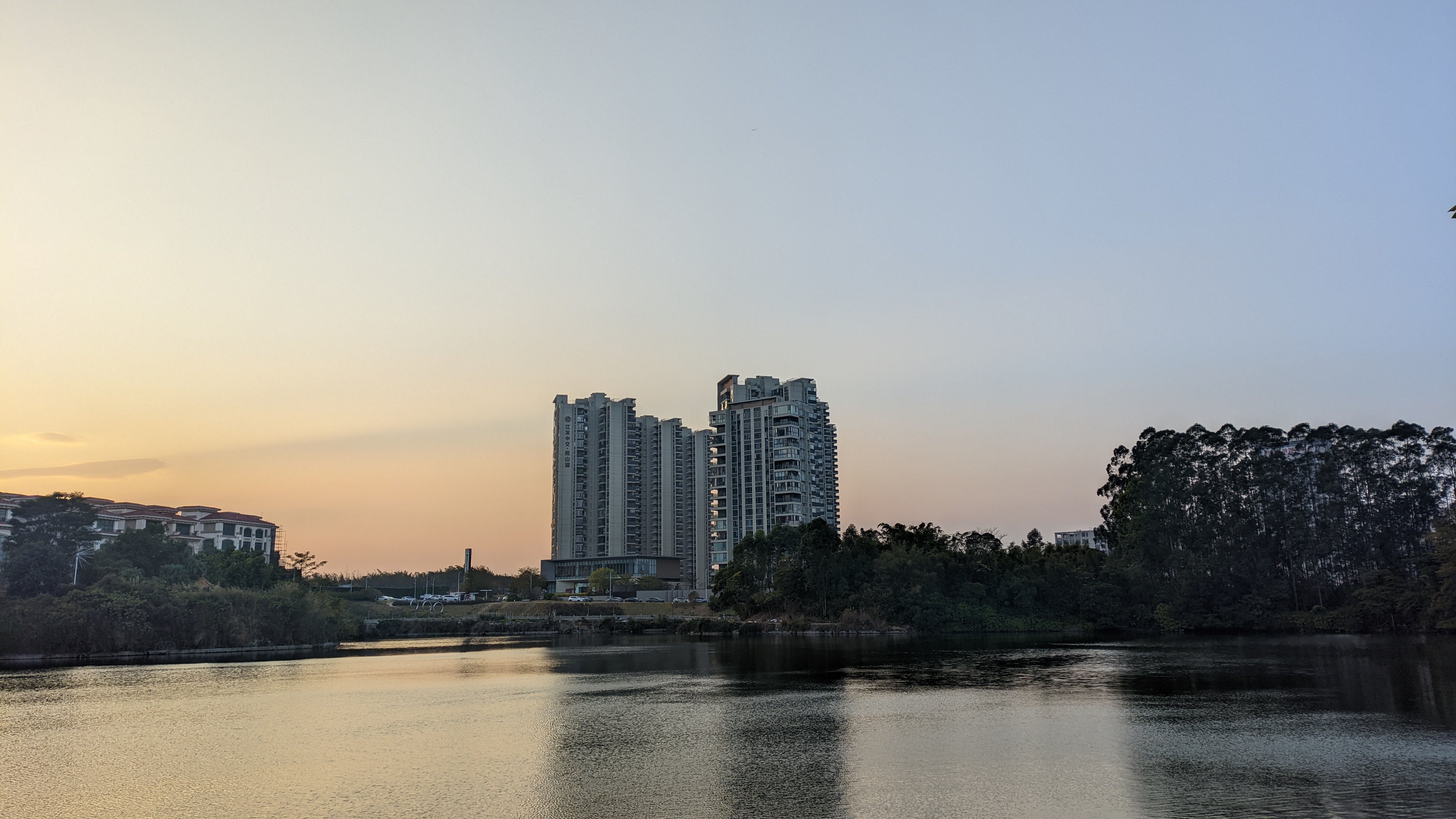 昨天看到三个初中生在公园抽烟1