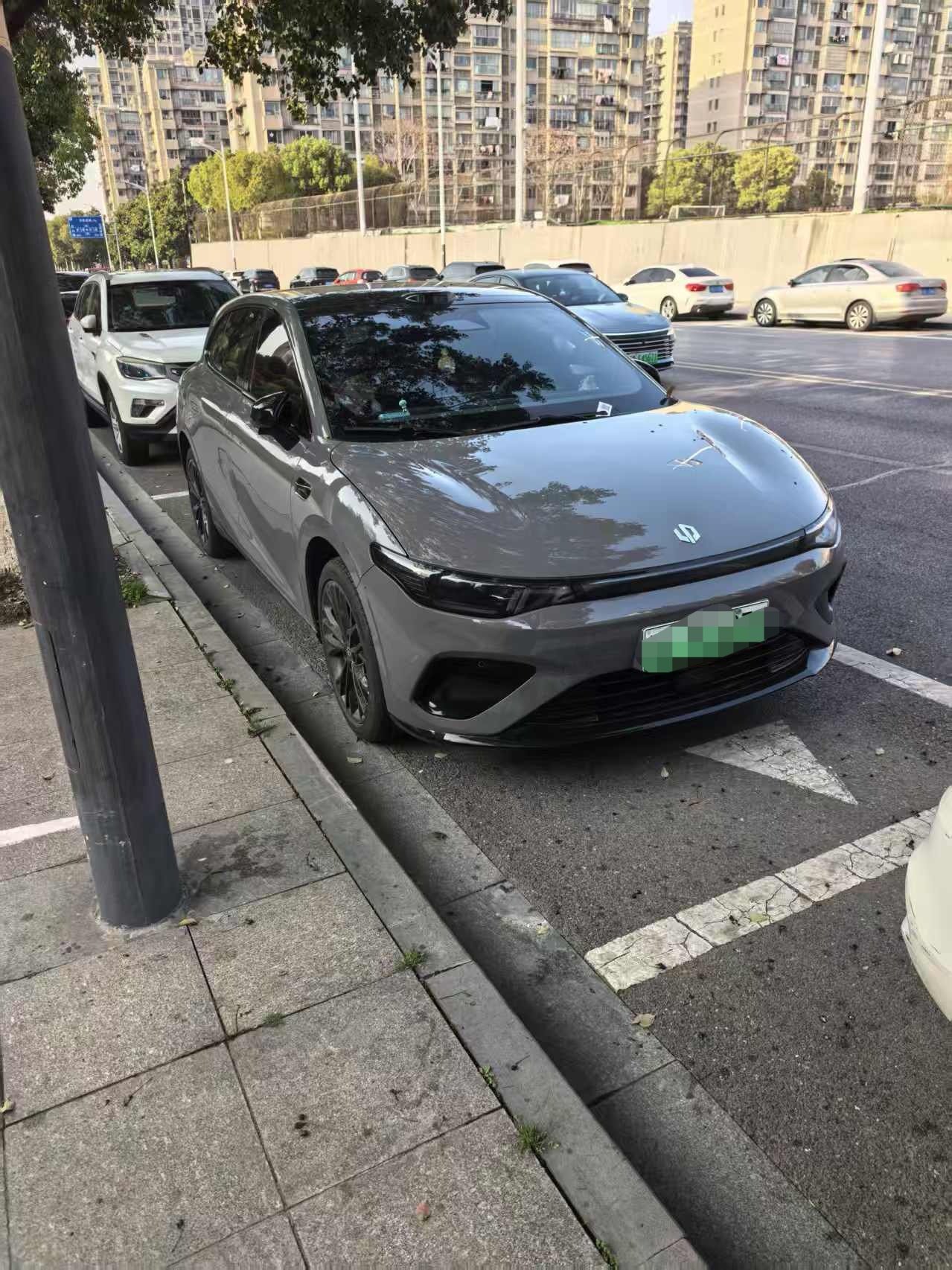 路边看到个lafa，看起来还不赖1